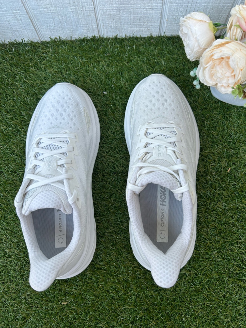 HOKA Clifton 9 EVERYDAY RUNNING women Shoes
size 7.5 White / White gently used - Picture 7 of 16